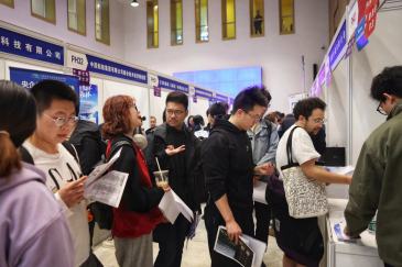 清华大学招聘会首设西部东北专场，去年到西部就业人数增长15%
